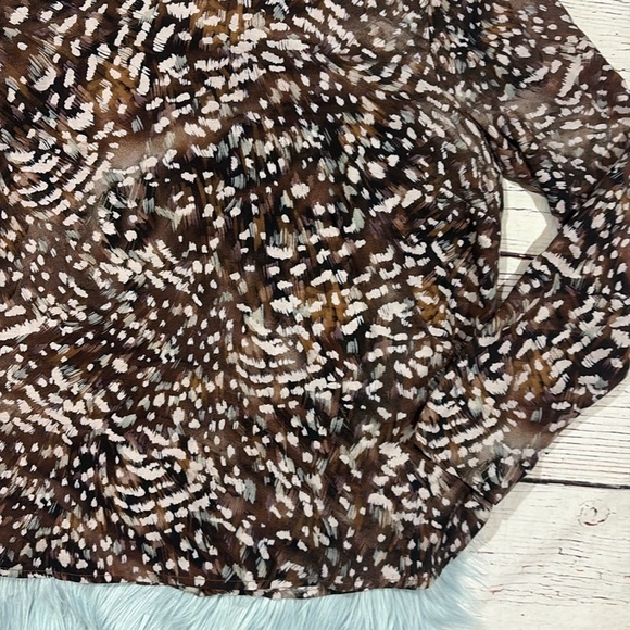 BELLA DAHL MOCK NECK BUTTON BACK TOP - BRUSHED FEATHER PRINT - Picture 7 of 8